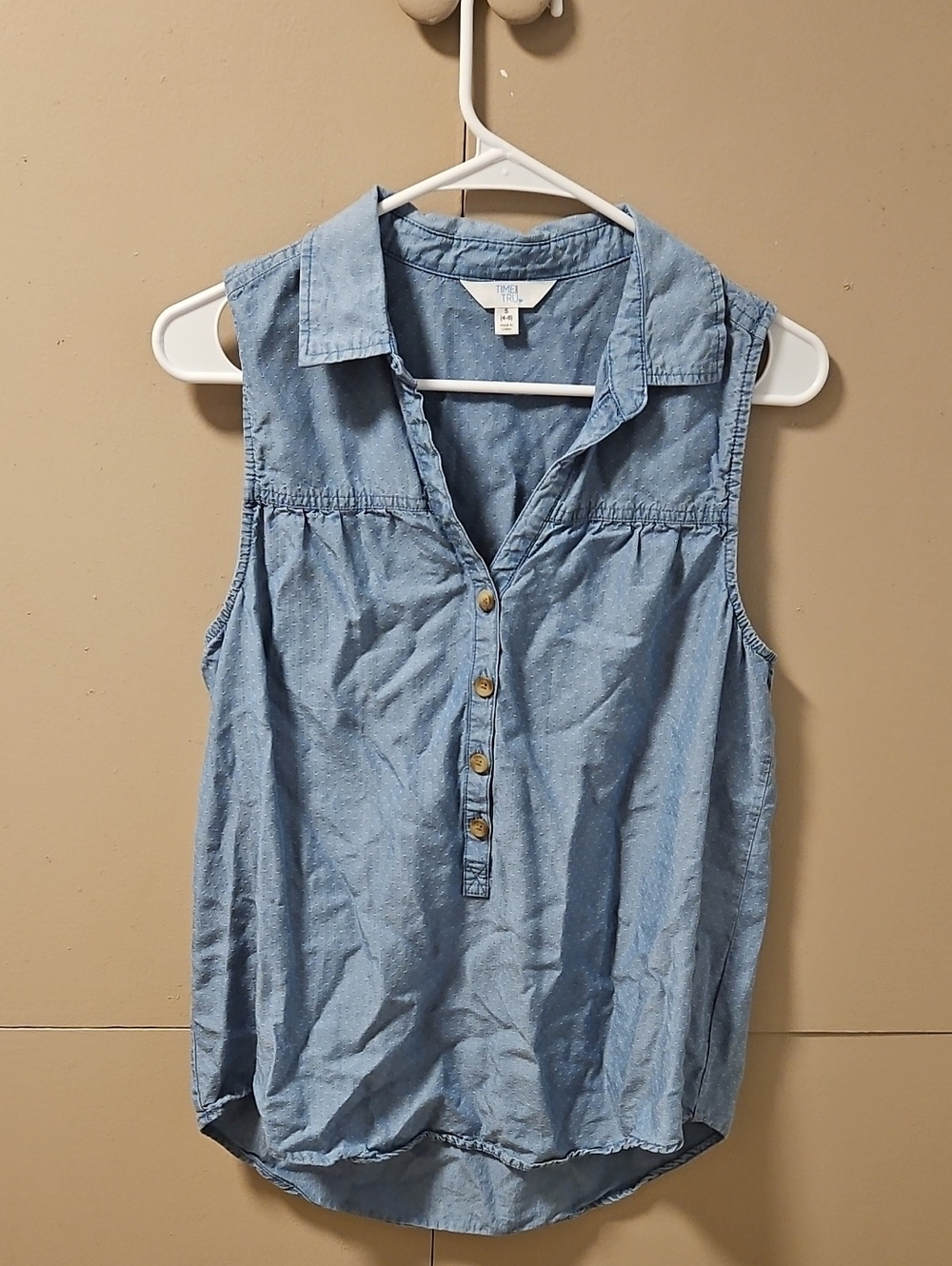 Time and Tru Light Blue Sleeveless Chambray Button Front Tank
